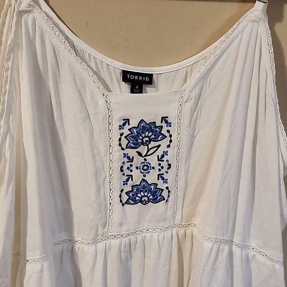 Beautiful Torrid top size 4 - Picture 2 of 6